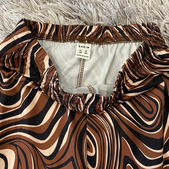 SHEIN - Girls Allover Marble Print Flare Leg Pants - Picture 3 of 6